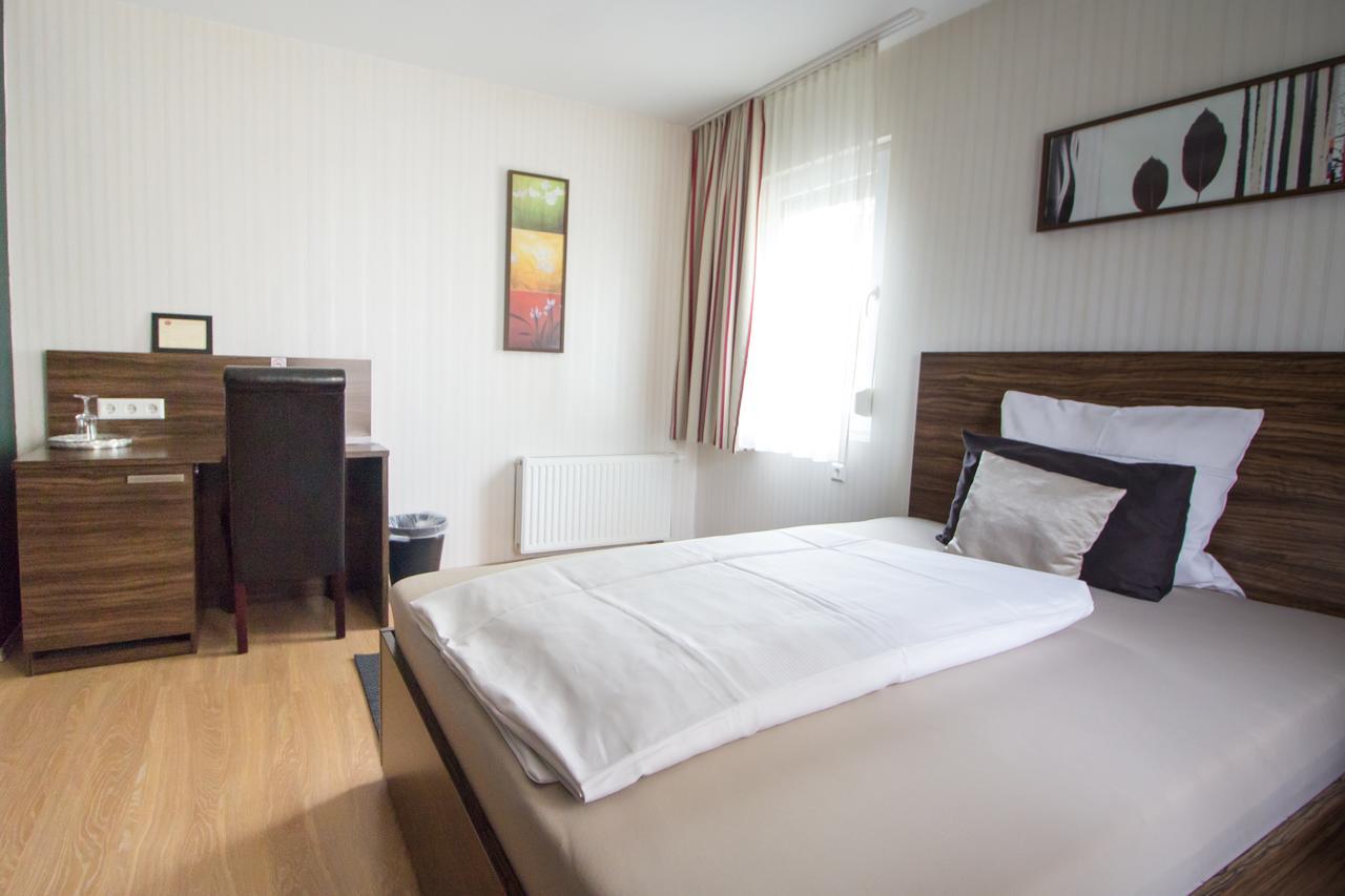 Landhotel Wolfschlugen Экстерьер фото