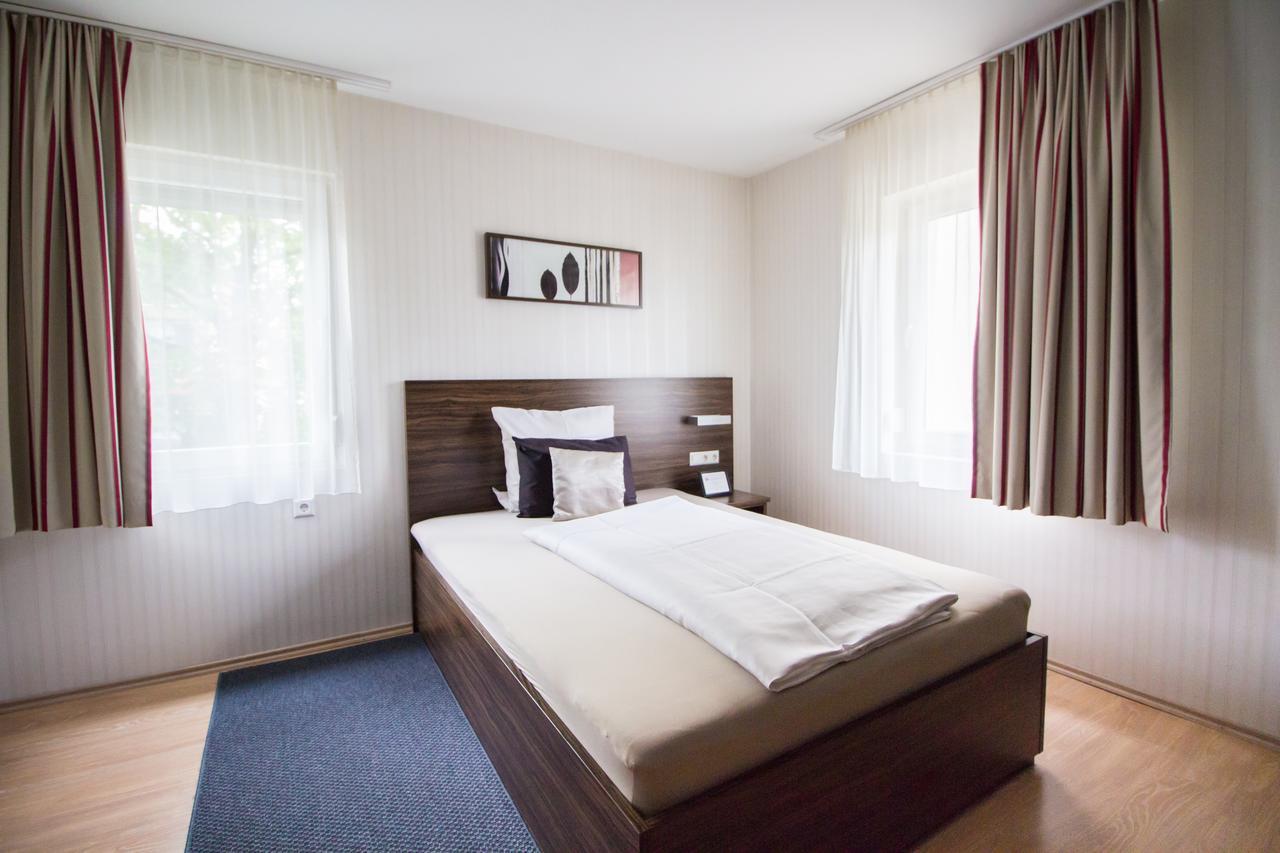Landhotel Wolfschlugen Экстерьер фото