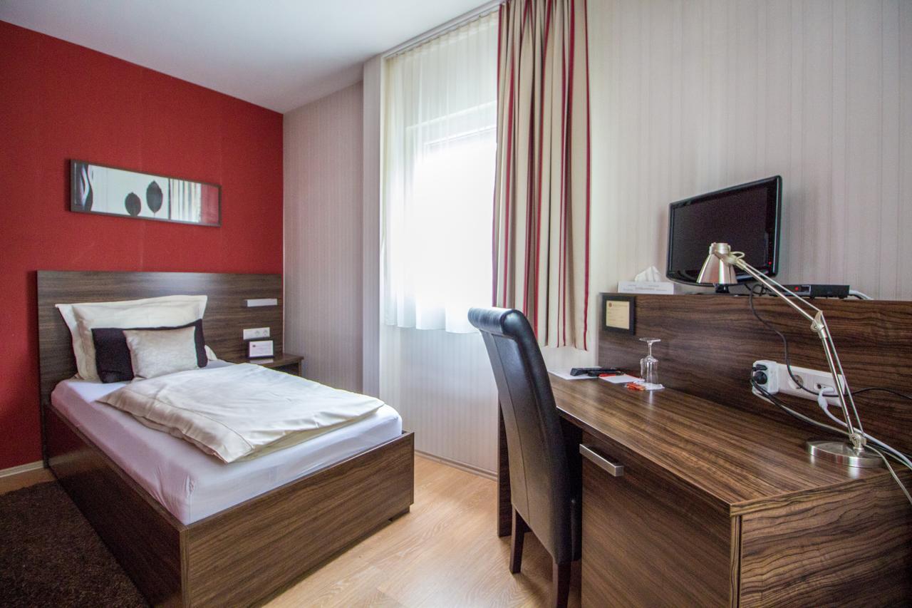 Landhotel Wolfschlugen Экстерьер фото
